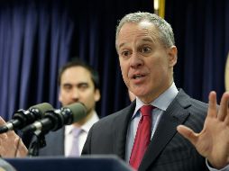 “Aunque estas acusaciones no están relacionadas con mi conducta profesional ni con las operaciones de la oficina, me impedirán encabezar el trabajo de la oficina en esta época crucial”, dijo Schneiderman. AP / ARCHIVO