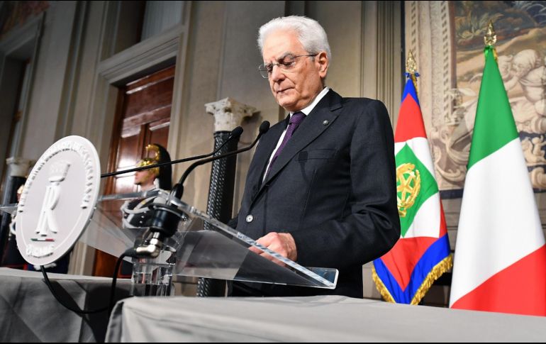 Sergio Mattarella. El gobierno italiano tiene que aprobar la obligada subida del IVA, le convendría reformar la ley electoral y aprobar una nueva ley de presupuestos. EFE/E. Ferrari