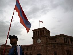 Miles de armenios se congregaron en el centro de Ereván en espera de noticias. AP/T. Stavrakis