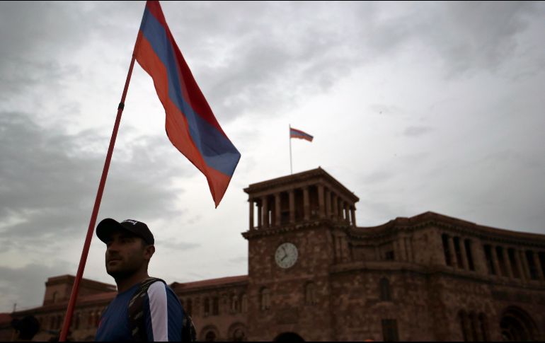 Miles de armenios se congregaron en el centro de Ereván en espera de noticias. AP/T. Stavrakis