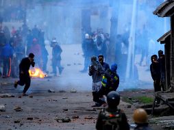 Musulmanes de Cachemira se enfrentan a la policía india en una calle de Srinagar. EFE/F. Khan