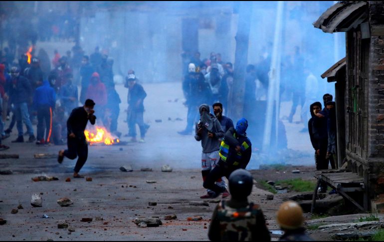 Musulmanes de Cachemira se enfrentan a la policía india en una calle de Srinagar. EFE/F. Khan