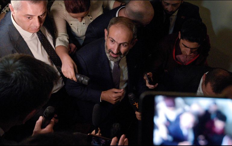 Nikol Pashinián habla con representantes de los medios de comunicación tras su victoria. AFP/K. Minasyan