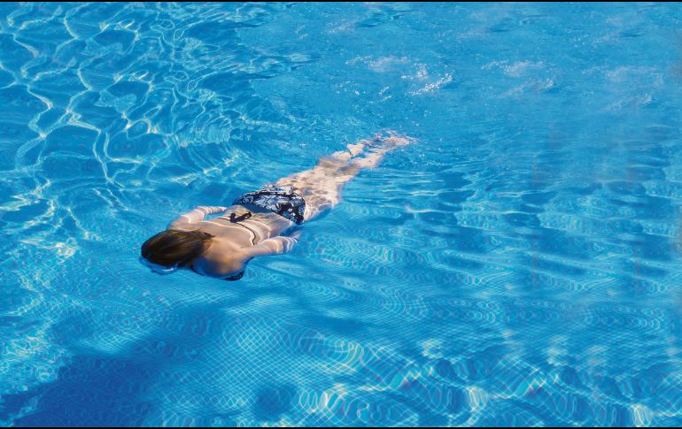 Nadar, una de las mejores formas de tonificar el cuerpo. ESPECIAL/PIXABAY