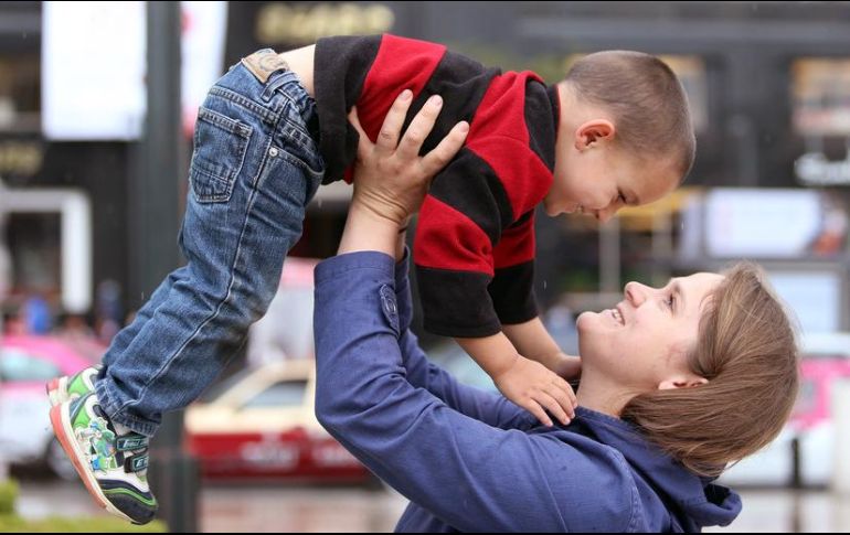 Recomiendan a las madres trabajadoras enfocarse más en la calidad, que en la cantidad de tiempo que dan a sus hijos para un buen desarrollo de ellos y de su relación familiar. NTX / ARCHIVO