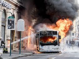 Las llamas envolvían al autobús poco después de las nueve de la mañana. EFE / C. Peri