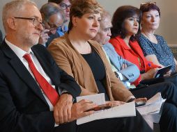 Laura Álvarez (cuarta de izquierda a derecha) está casada Jeremy Corbyn (primero de izquierda a derecha) uno de los predilectos para ser primer ministro de Reino Unido. NOTIMEX / M. Gutiérrez
