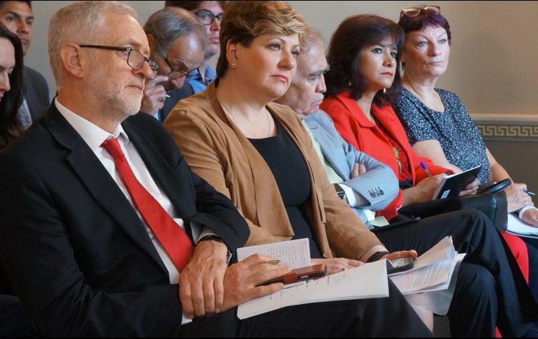 Laura Álvarez (cuarta de izquierda a derecha) está casada Jeremy Corbyn (primero de izquierda a derecha) uno de los predilectos para ser primer ministro de Reino Unido. NOTIMEX / M. Gutiérrez