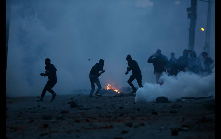 Cachemires arrojan piedras en un enfrentamiento con fuerzas del gobierno en Srinagar, en la región de Cachemira controlada por India. Manifestantes protestan por la muerte de civiles y rebeldes en tiroteos y enfrentamientos previos. AP/M. Khan