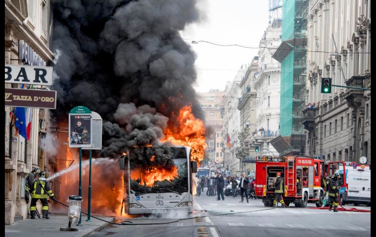 Bomberos combaten el fuego en un camión del transporte público en Roma, Italia, el cual explotó tras un presunto corto circuito. AP/ANSA/C. Peri