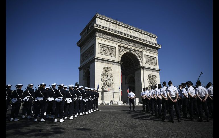 Soldados asisten a la ceremonia del 73 aniversario de la victoria sobre la Alemania nazi en la Segunda Guerra Mundial, celebrada bajo el Arco del Triunfo en París. AFP/L. Bonaventure