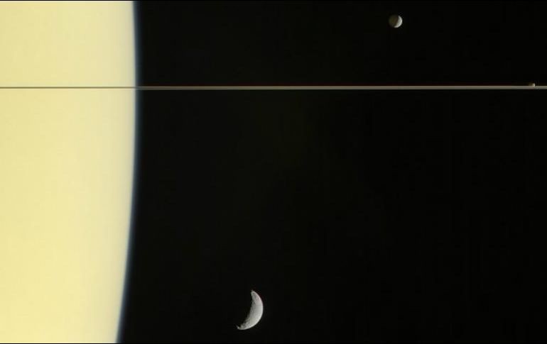 En la imagen se muestra a Saturno, sus anillos, además de tres de sus lunas: Mimas, Janus y Tethys. TWITTER / @CassiniSaturn