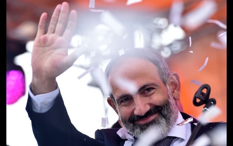 Nikol Pashinyan, líder opositor armenio, saluda a sus seguidores en la plaza República de Ereván, tras ser elegido como primer ministro de su país. AFP/S. Gapon