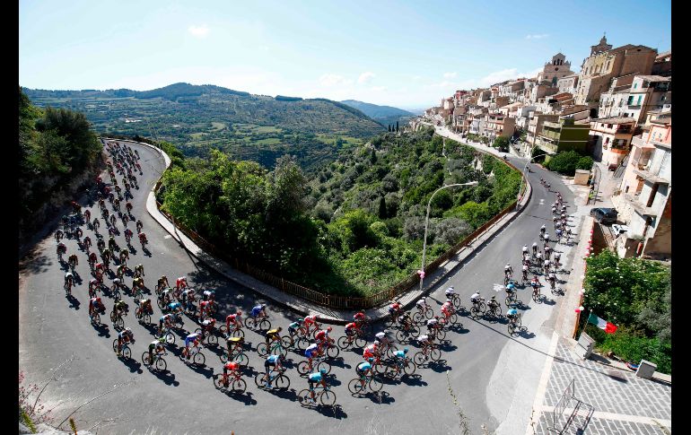 El pelotón pasa por Monterosso Almo, en la cuarta etapa del Giro de Italia, que va de Catania a Caltagirone. AFP/L. Benies