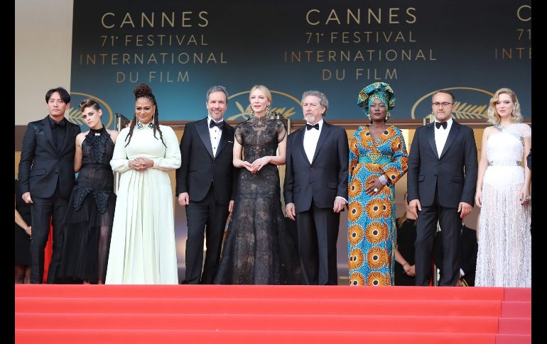 Los miembros del jurado (i-d) Chang Chen, Kristen Stewart, Ava DuVernay, Denis Villeneuve, Cate Blanchett, Robert Guediguian, Khadja Nin, Andrey Zvyagintsev y Lea Seydoux llegan a la ceremonia inaugural de Festival de Cine de Cannes, en Francia. AFP/V. Hache