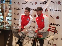 López (I) y Sandoval (D) firmaron autógrafos en un centro comercial al poniente de la ciudad.  EL INFORMADOR/F. Romero