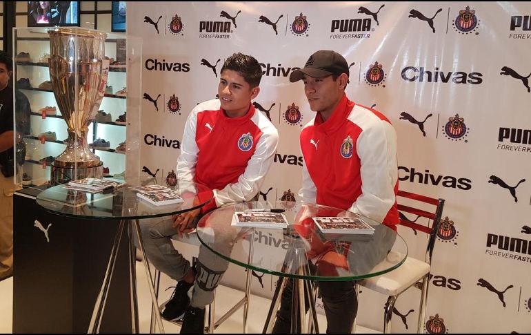 López (I) y Sandoval (D) firmaron autógrafos en un centro comercial al poniente de la ciudad.  EL INFORMADOR/F. Romero