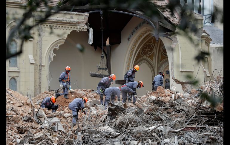 Equipos de rescate trabajan en los escombros del edificio que la semana pasada se derrumbó tras incendiarse, en el centro de Sao Paulo, Brasil. Hoy hallaron una segunda víctima fatal . EFE/S. Moreira