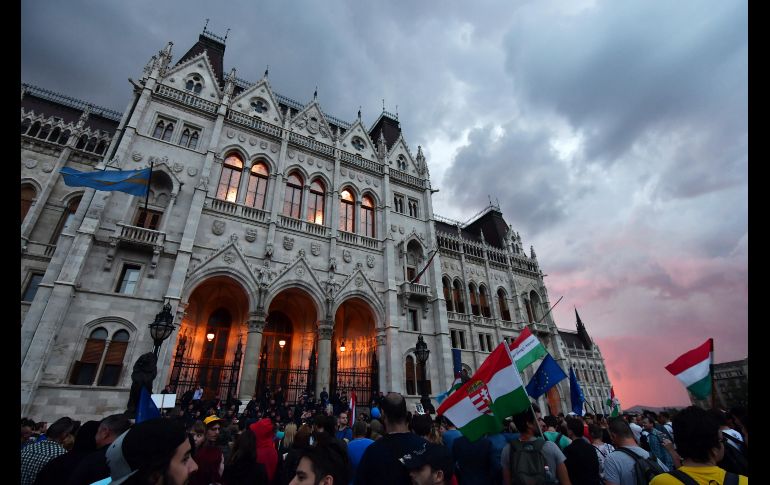 Cientos de personas protestas afuera del edificio del Parlamento en Budapest, Hungría, durante una manifestación bajo el lema 'Somos la mayoría - Rally para la democracia',  en contra el primer ministro Orban y su gobierno. EFE/M. Monus