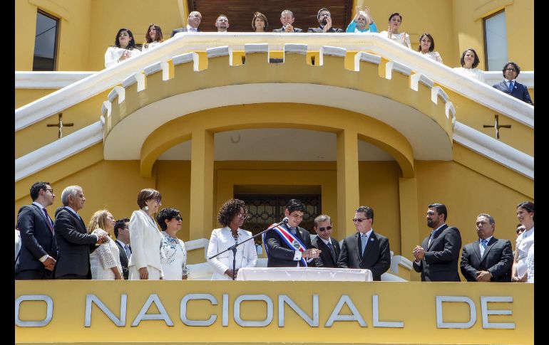 El nuevo presidente de Costa Rica, Carlos Alvarado (d), juramenta a su nuevo gabinete en el Museo Nacional de Costa Rica, en San José. EFE/A. Otárola