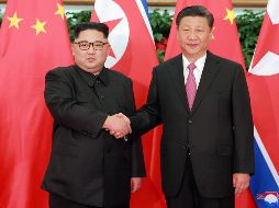 Fotografía publicada por la KCNA que muestra al líder norcoreano, Kim Jong-un (i), y al presidente chino, Xi Jinping (d), durante una reunión ocurrida este martes. EFE/KCNA