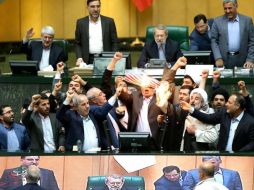 Mientras quemaban la bandera, los diputados gritaban: 