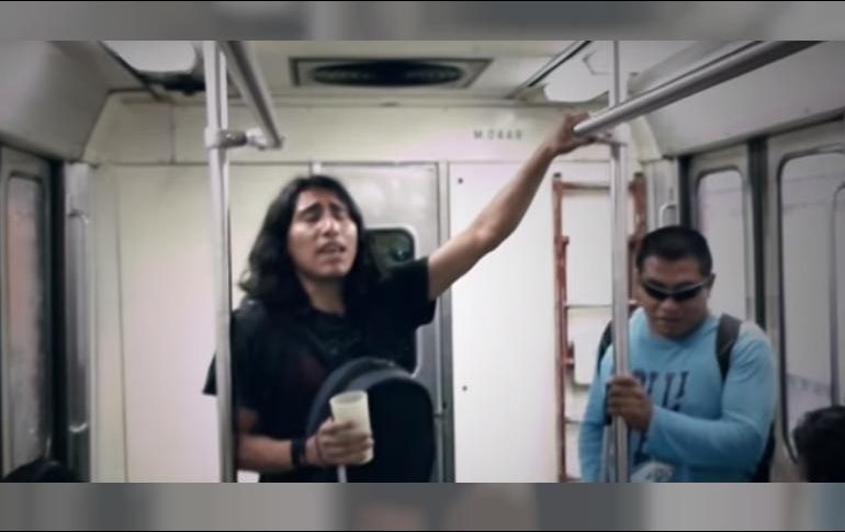 Pacheco, de 27 años, canta en el metro de la capital para poder solventar los gastos de su entrenamiento. YOUTUBE / erickelescarlata