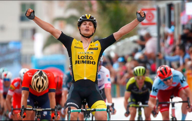 Es el tercer triunfo en el Giro para Battaglin, de 28 años; especialista en las llegadas explosivas, ya había ganado etapas en 2013 y 2014. AFP / L. Benies