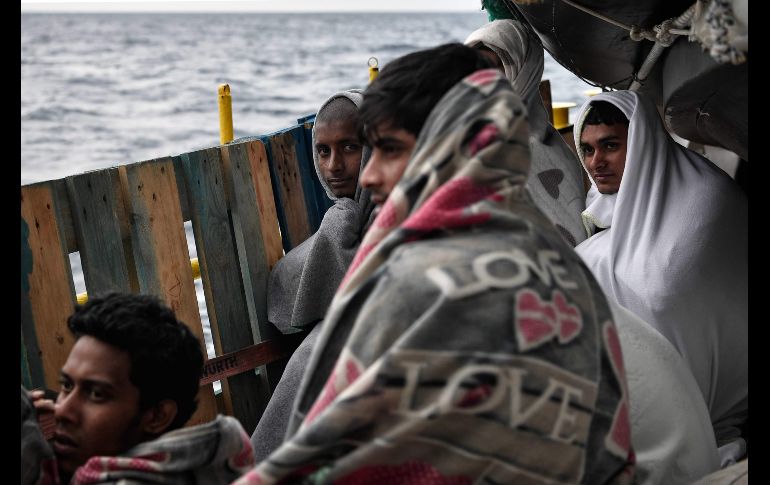 Una embarcación de rescate operada por SOS-Mediterranee y Médicos Sin Fronteras traslada a migrantes en el mar Mediterráneo, entre Libia e Italia. AFP/L. Gouliamaki
