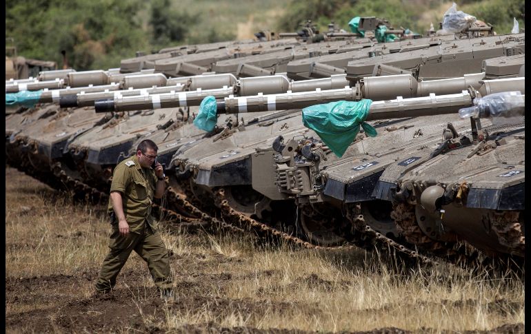 Tanques israelíes Merkava son desplegados cerca de la frontera entre Israel y Siria, en Altos del Golán. Las tensiones entre ambos países se han incrementado tras la acusación de Damasco a Israel por ataques aéreos contra una base de misiles. EFE/ A. Safadi