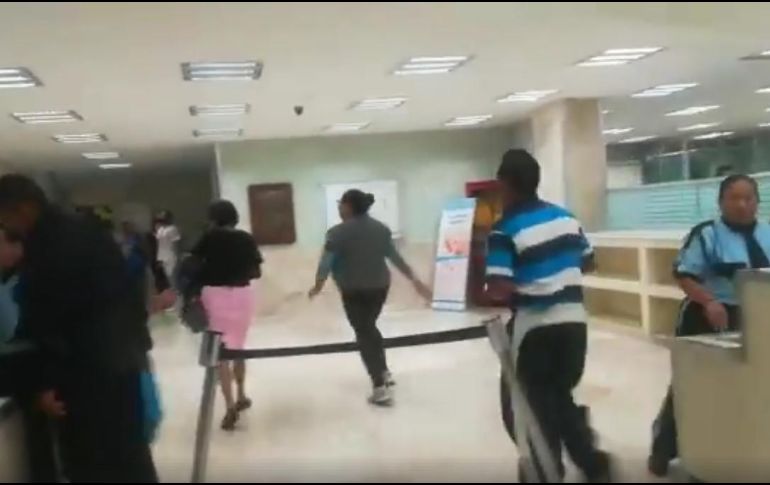 Los médicos informaron a Edgar Espino, pareja de la mujer, que su bebé había muerto dentro del vientre de Mitzi. FACEBOOK / Tony Max Droia