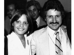 En la imagen Luis Miguel junto a su papá Luisito Rey, promocionando el disco “El Sol” en el año 1982. INSTAGRAM / luismiguellaserie