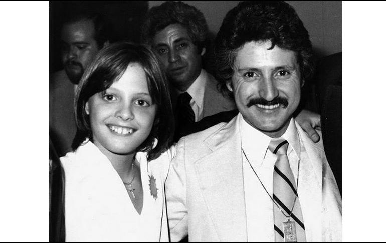 En la imagen Luis Miguel junto a su papá Luisito Rey, promocionando el disco “El Sol” en el año 1982. INSTAGRAM / luismiguellaserie