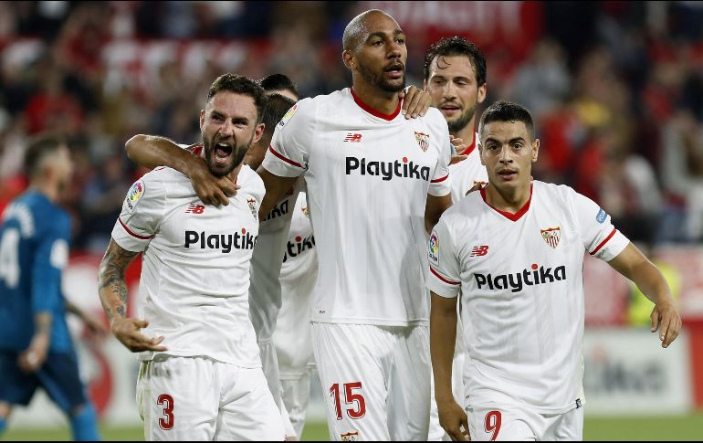 Layún (I) anotó de izquierda, a pase de N'Zonzi (C) al minuto 45. EFE/J. M. Vidal