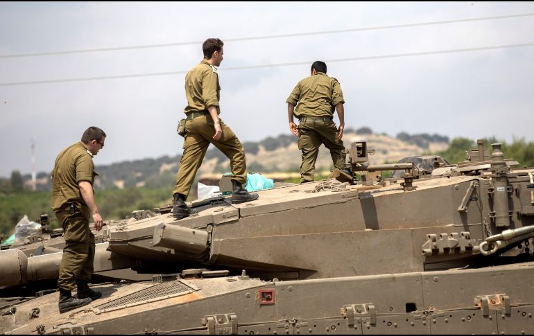 Tanques israelíes son depslegados cerca de la frontera entre Israel y Siria en Altos del Golán, tras las recientes tensiones entre ambas naciones. EFE / A. Safai