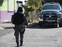 Elementos de la policia lograron evitar que el delincuente quedara en manos de la turba. EL INFORMADOR / ARCHIVO