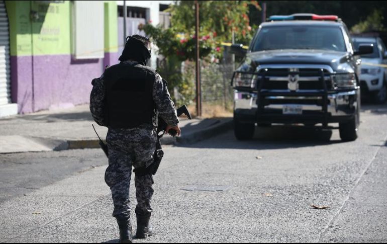 Elementos de la policia lograron evitar que el delincuente quedara en manos de la turba. EL INFORMADOR / ARCHIVO