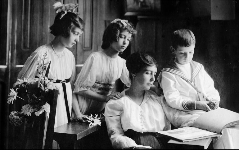 Catalina España de Gómez Gallardo con sus hijos Elena, Paz e Ignacio. ESPECIAL