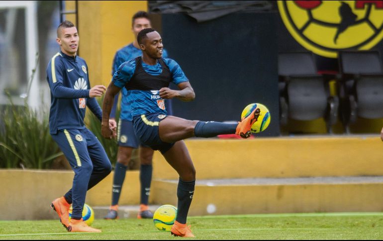 Mateus Uribe y Renato Ibarra durante la práctica del América, que hoy visita al sorpresivo Santos. MEXSPORT