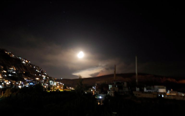 Vista de misiles de defensa aérea sirios sobre Damasco. EFE/Y. Badawi