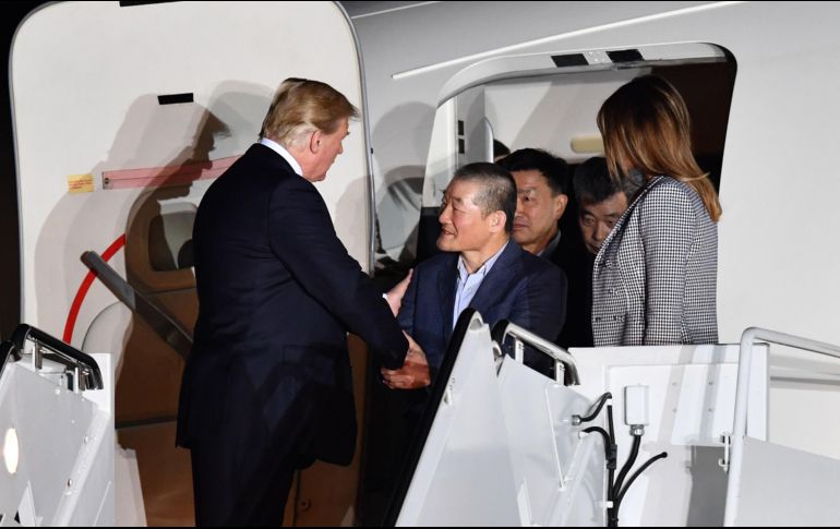 Donald Trump saluda a Kim Dong-chul (C). AFP/N. Kamm