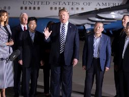 Donald J. Trump (c), Melania Trump (izq) y Mike Pompeo (dcha, detrás) posan con Tony Kim (3º izq), Kim Dong-Chul (2º dcha) y Kim Hak-Song (dcha), en la base militar de Andrews en Maryland. EFE/M. Reynolds