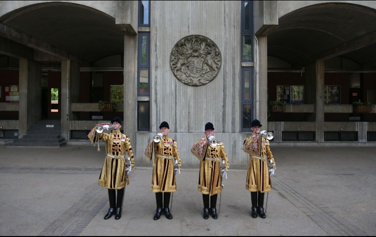 Trompetistas de la Banda de la Caballería de Theholdhold ensayan las melodías que tocarán durante la escolta que organizaron para Enrique y Meghan luego del enlace. AFP/D. Olivas