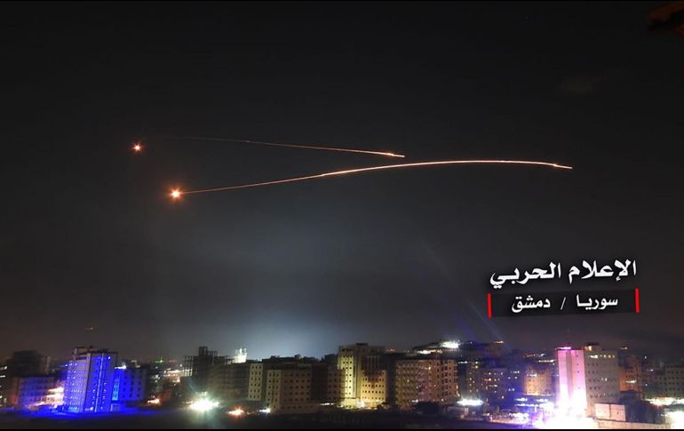 En la imagen se muestra a los sistemas de defensa aérea sirios que interceptan misiles israelíes sobre el espacio aéreo de Damasco. AFP /