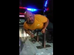 La detención fue realizada por policías estatales a quienes el jefe policial insulto en reiteradas ocasiones. YOUTUBE / El Financiero Bloomberg