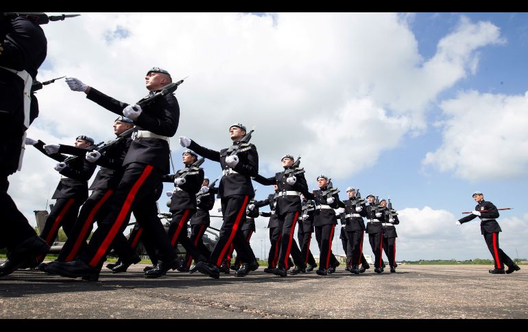 Soldados del cuerpo de la Armada Aérea realizan simulacros en Wattisham, Inglaterra, como parte de los preparativos para la boda real entre el príncipe Enrique y la actriz Meghan Markle, que se realizará el 19 de mayo. AFP/A. Chown