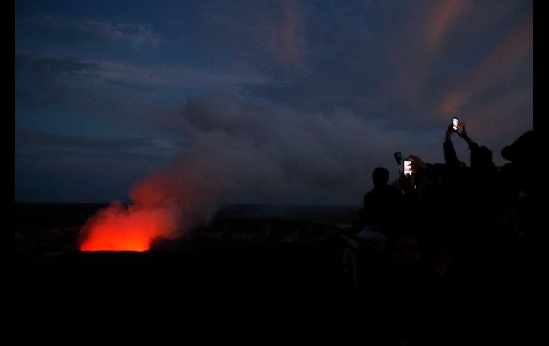 Visitantes toman fotos del cráter del volcán Kilauea en Hawái. AP/J. Hong