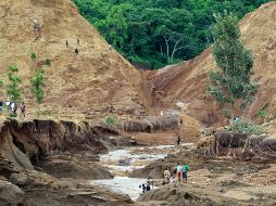 Personas observan en las orillas de la presa Patel en Solai, Kenia, tras un desbordamiento que provocó al menos 41 muertes. AP