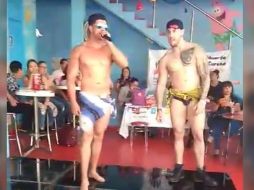 El video donde se ve a los dos strippers ya cuenta con 18 mil reproducciones. Facebook / Hector Eduardo Gutierrez Cureño