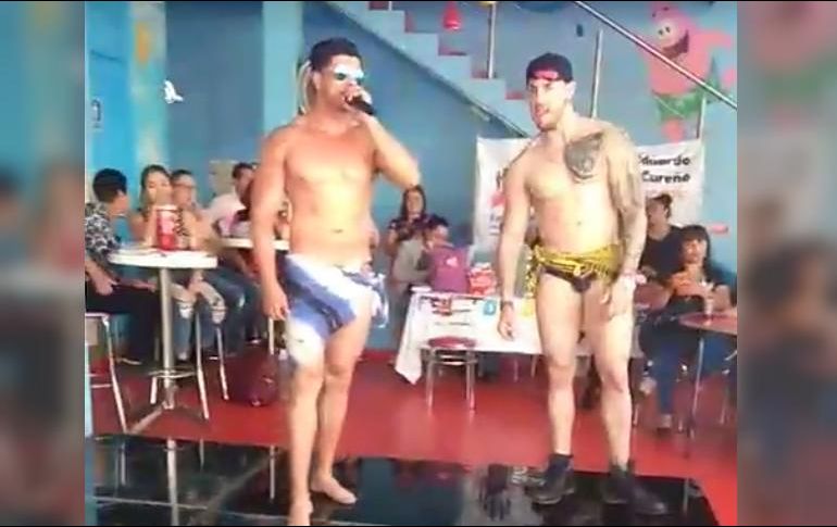 El video donde se ve a los dos strippers ya cuenta con 18 mil reproducciones. Facebook / Hector Eduardo Gutierrez Cureño